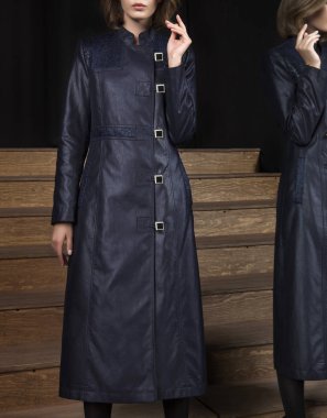 Trendy deri ceket kadın modeli, stüdyo çekim