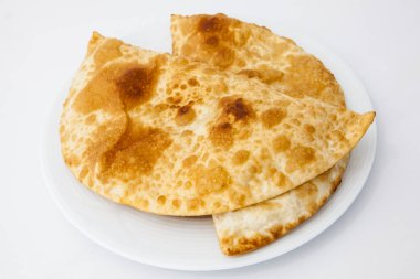 beyaz arka plan üzerinde tabakta et ciroları yakın 