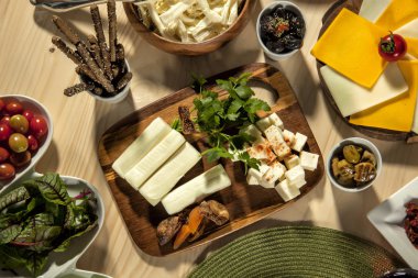 kahvaltı için farklı ürünler ve yemek ile masa ayarı 