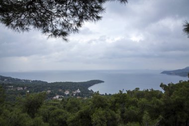 bulutlu gökyüzü arka plan üzerinde deniz kıyı şeridi nin doğal görünümü 