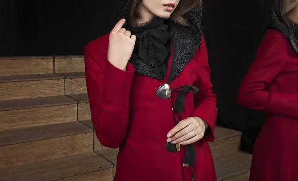 Trendy kırmızı ceket kadın model, stüdyo çekim