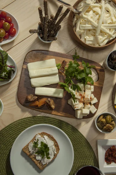 kahvaltı için farklı ürünler ve yemek ile masa ayarı 