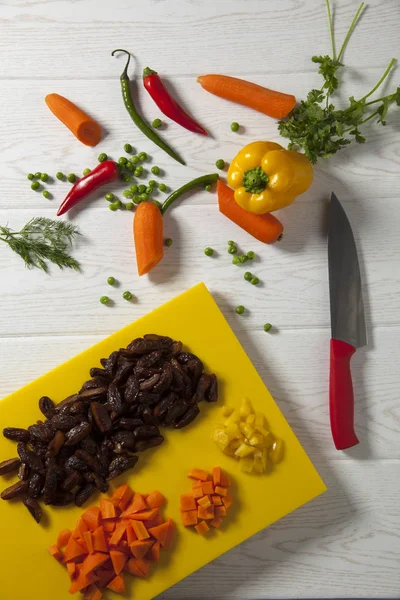 dilimlenmiş sebze ile kesme tahtası üst görünümü