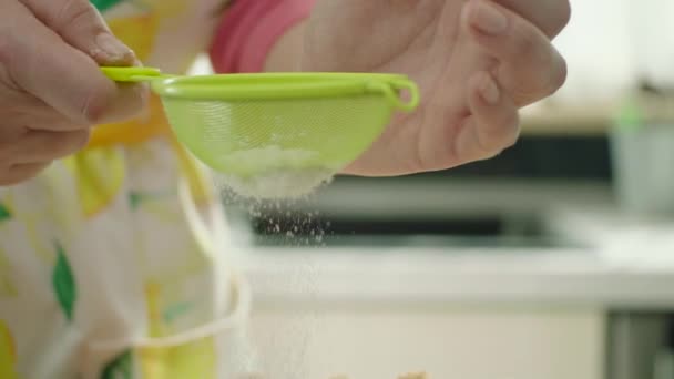 砂糖粉でフルーツボールを注ぐ女性の手のスローモーション — ストック動画