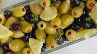 Beyaz plaka limon, siyah ve yeşil zeytin üst görünümü