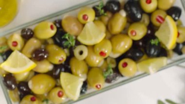 Beyaz plaka limon, siyah ve yeşil zeytin üst görünümü