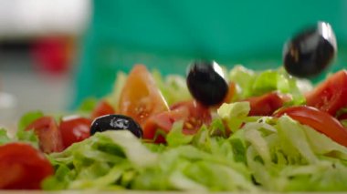 zeytin ve domates ile kıvırcık salata boyunca hareket