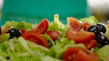 zeytin ve domates ile kıvırcık salata boyunca hareket