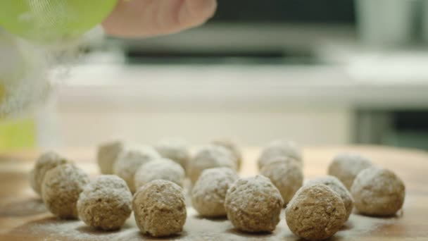 Menuangkan Tepung Pada Bakso Siap Dimasak — Stok Video