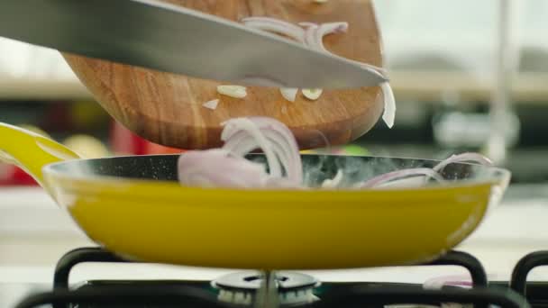 Rallentatore Dello Chef Mettendo Cipolla Affettata Padella — Video Stock