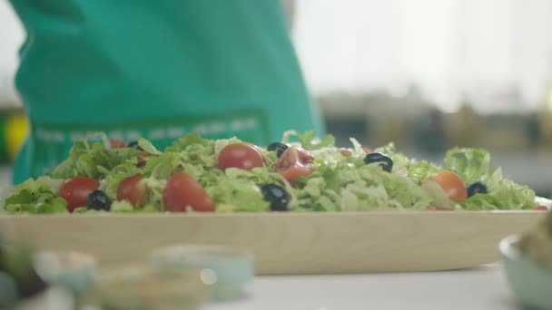 Vrouw Gieten Gemengde Salade Met Tomaten Wortelen Kool Door Olijfolie — Stockvideo