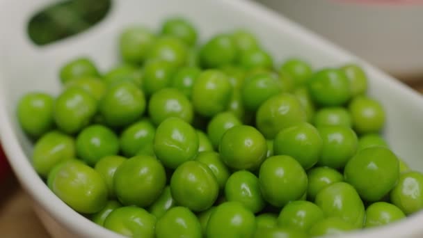 Ralenti Femme Prenant Bol Avec Des Pois Verts — Video