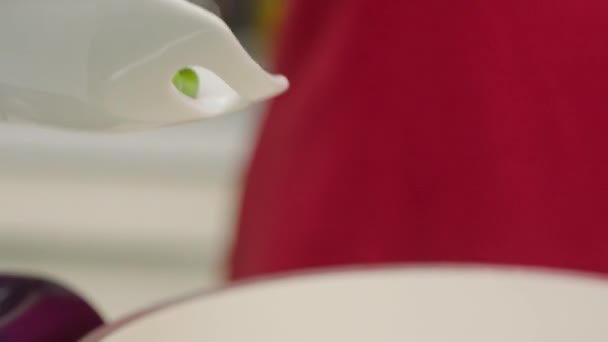 Повільний Рух Жінки Поливає Зелений Горошок Сковороді — стокове відео