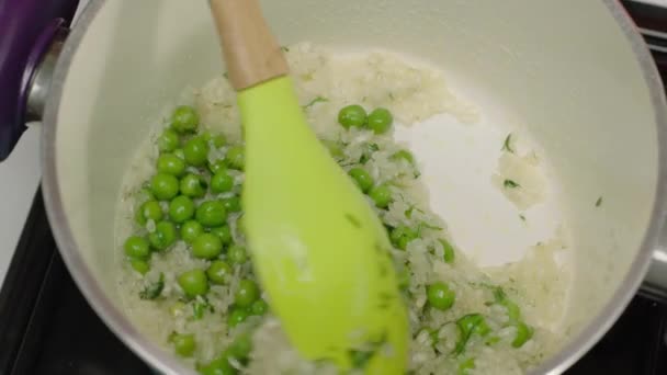 Nahaufnahme Eines Löffels Reis Mit Grünen Erbsen Verrühren — Stockvideo