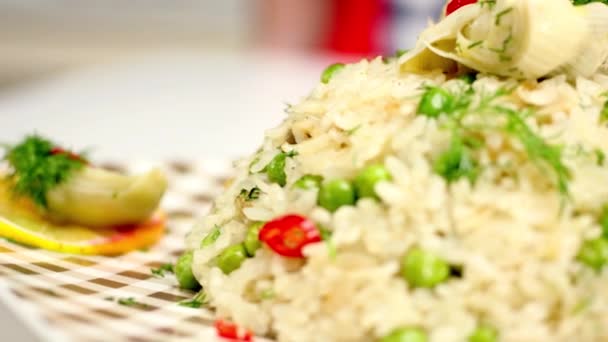 Κοντά Στο Μαγειρεμένο Ρύζι Λαχανικά Στο Πιάτο — Αρχείο Βίντεο