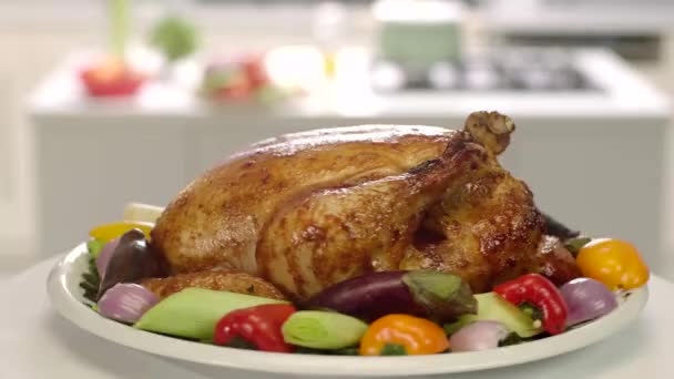 Θέα Στο Ψητό Κοτόπουλο Λαχανικά Που Γυρίζουν Στο Τραπέζι — Αρχείο Βίντεο