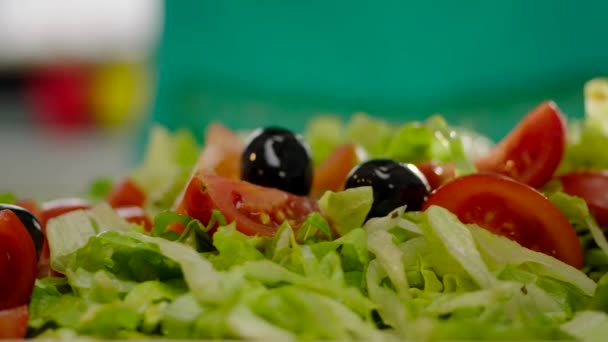 Mouvement Long Salade Bouclée Avec Des Olives Des Tomates — Video
