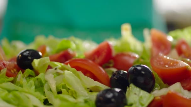 Bewegung Auf Lockigem Salat Mit Oliven Und Tomaten — Stockvideo