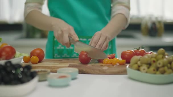 Vista Recortada Manos Femeninas Cortando Tomates Tablero Madera — Vídeos de Stock