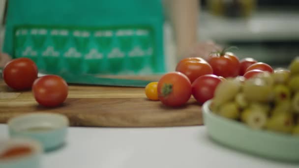 Cámara Lenta Manos Femeninas Cortando Tomates Tablero Madera — Vídeos de Stock