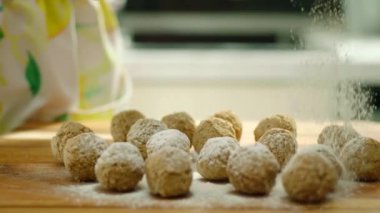 pişirmeye hazır köfte üzerinde un dökme