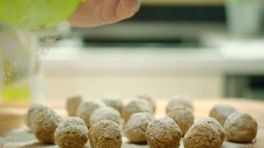 pişirmeye hazır köfte üzerinde un dökme