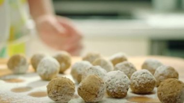 pişirmeye hazır köfte üzerinde un dökme