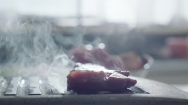 ızgara et dilim hazırlamak yakın 