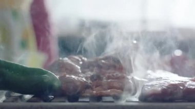 ızgara üzerinde et ve sebze hazırlama yakın 