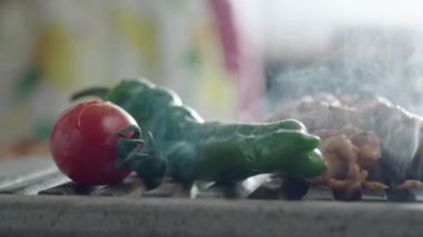 ızgara üzerinde et ve sebze hazırlama yakın 