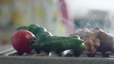 ızgara üzerinde et ve sebze hazırlama yakın 