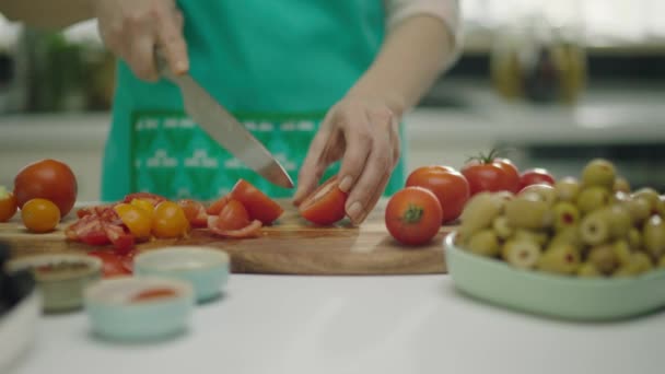 Lambat Gerak Tangan Perempuan Memotong Tomat Papan Kayu — Stok Video