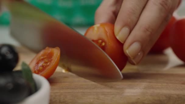 Close Mãos Femininas Cortando Tomates Tábua Madeira — Vídeo de Stock