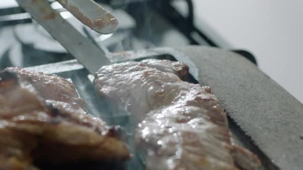 Zbliżenie Kawałków Mięsa Grillu — Wideo stockowe