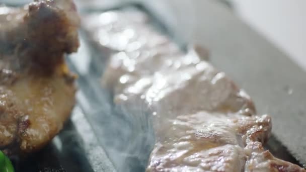 Закрыть Кусочки Мяса Гриле — стоковое видео