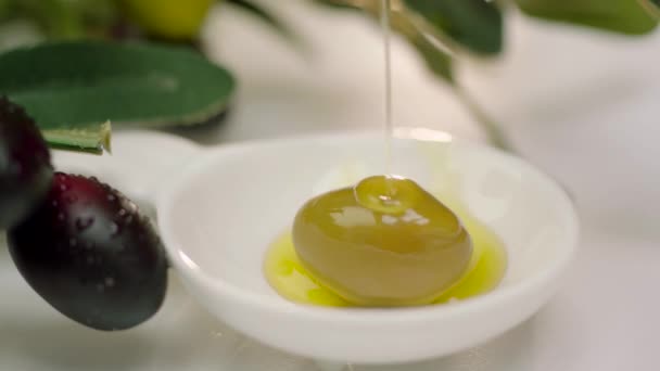 Menuangkan Zaitun Hijau Dengan Minyak Dalam Mangkuk Putih — Stok Video