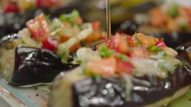 yağ tarafından dökme sebzeler ile pişmiş patlıcan yakın 