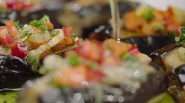 yağ tarafından dökme sebzeler ile pişmiş patlıcan yakın 