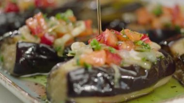 yağ tarafından dökme sebzeler ile pişmiş patlıcan yakın 