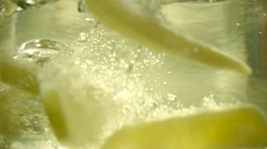 sıcak yağa düşen patates yavaş hareket