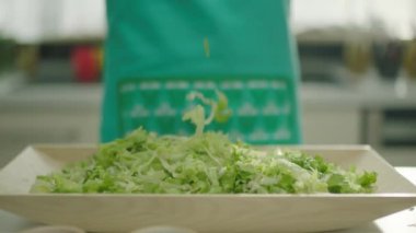 Beyaz plaka düşen doğranmış lahana yavaş hareket