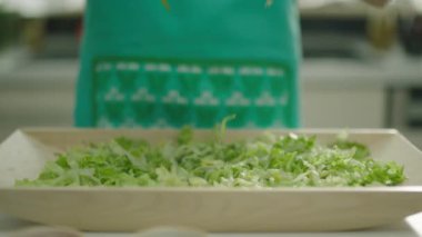 Beyaz plaka düşen doğranmış lahana yavaş hareket