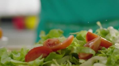 salata düşen olgun domates yavaş hareket 