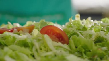 salata düşen olgun domates yavaş hareket 