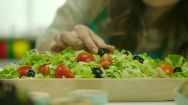 Cámara Lenta Las Verduras Decoradas Mujer Ensalada Aceitunas — Vídeo de stock