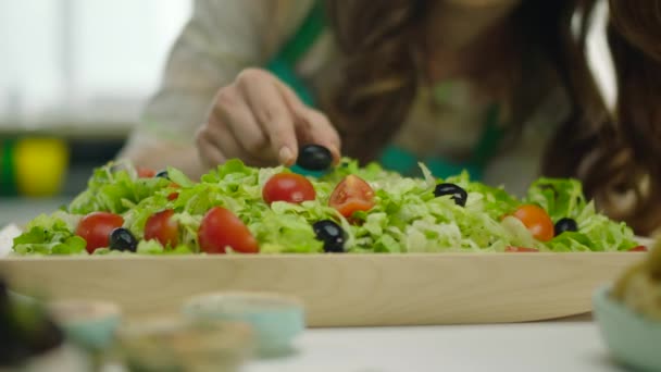 Zeitlupe Von Frau Dekoriert Gemüsesalat Mit Oliven — Stockvideo