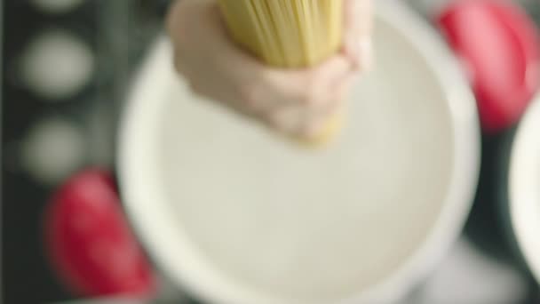 Moto Lento Mano Femminile Che Mette Maccheroni Pentola Con Acqua — Video Stock