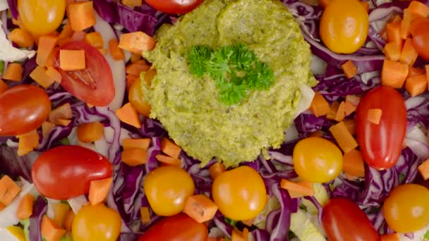 Gemischter Salat Mit Tomaten Karotten Kohl Der Mit Olivenöl Übergossen — Stockvideo