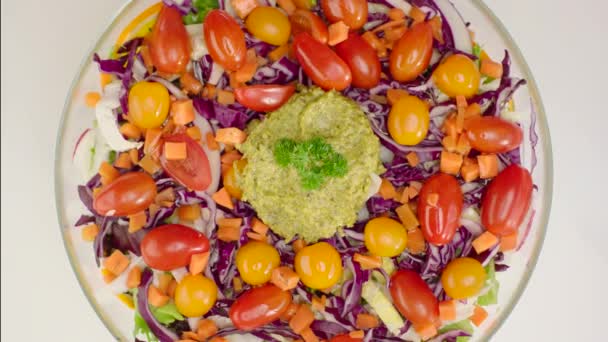 Gemengde Salade Met Tomaten Wortelen Kool Gieten Door Olijfolie — Stockvideo