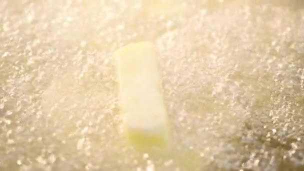 熱い油で沸騰するジャガイモのスローモーション — ストック動画